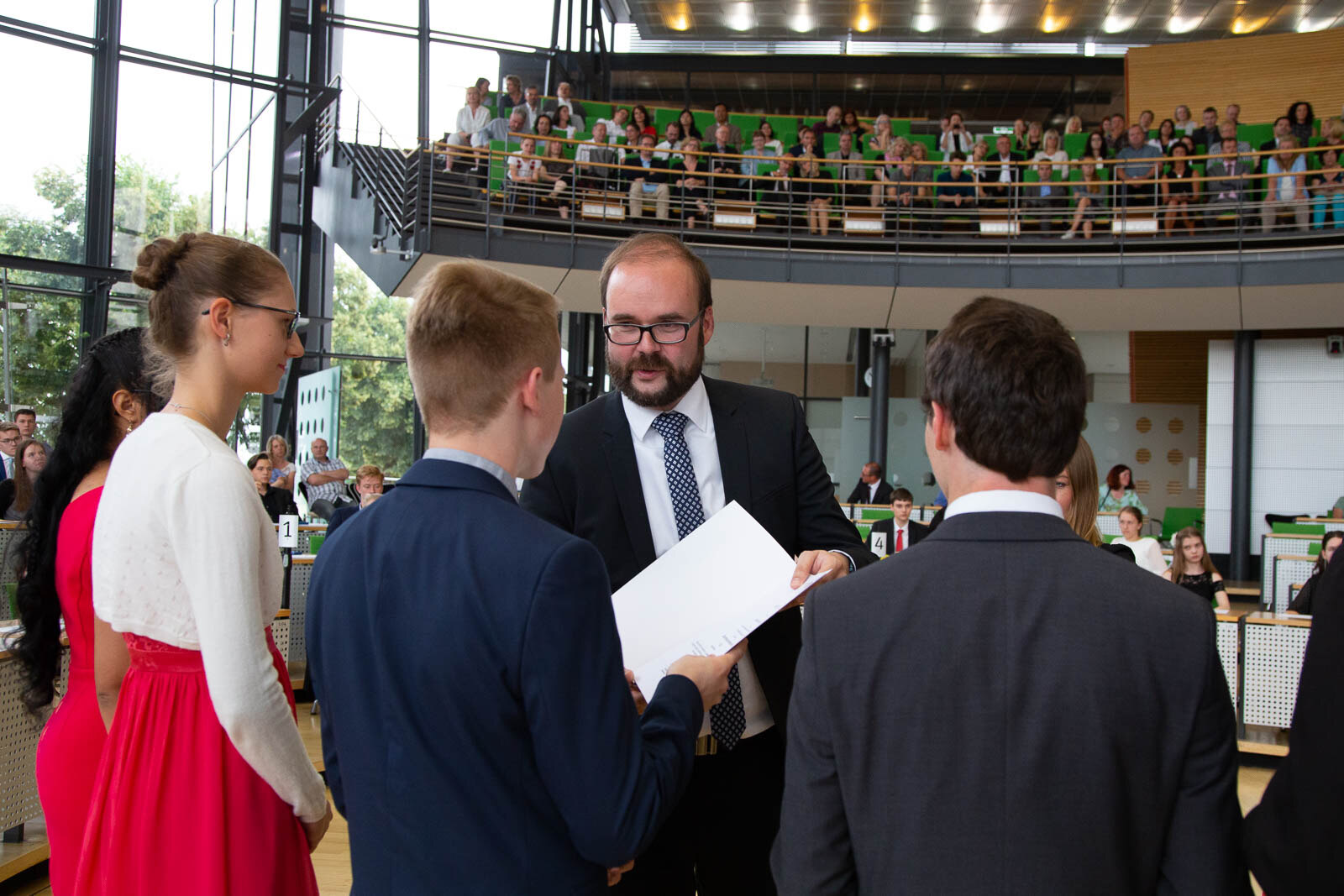 Staatsminister Christian Piwarz bei der Auszeichnung der besten Abiturienten im Sächsischen Landtag